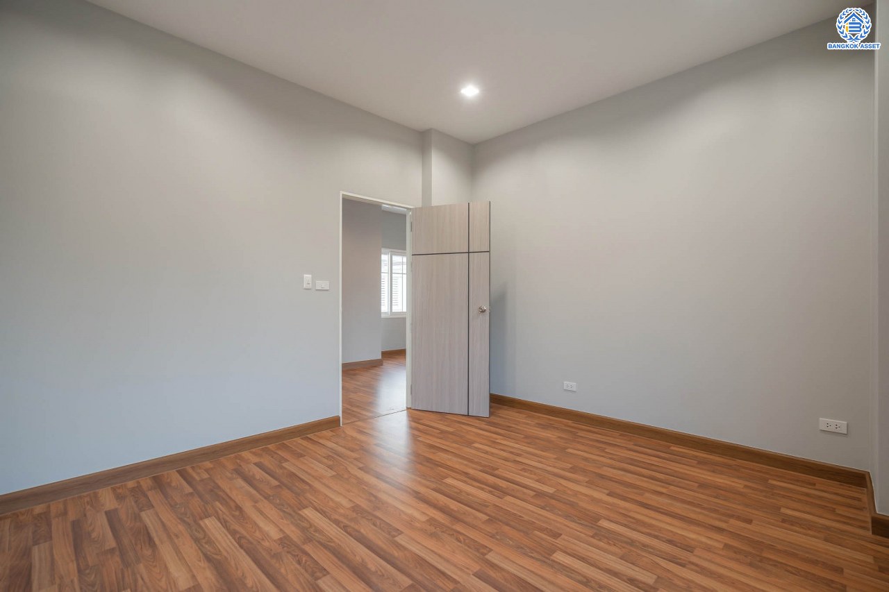 บ้านมือสองตกแต่งใหม่ โครงการ เพอร์เฟคมาสเตอร์พีซ รัตนาธิเบศร์ หลังใหญ่กว่า 91.4 ตร.ว. ฟังก์ชัน 3 ห้องนอน 5 ห้องน้ำ 1 ห้องแม่บ้าน จอดรถได้ 2 คัน พร้อมบรรยากาศโครงการสุด Luxury บนทำเลเชื่อมต่อทุกการเดินทาง ใกล้รถไฟฟ้าสายสีม่วง "สถานีไทรม้า" และจุดขึ้นทางด่วน "งามวงศ์วาน"